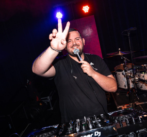 FeestDJNick achter draaitafels 1 FeestDJNick achter de draaitafels