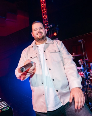 FeestDJNick achter de draaitafels